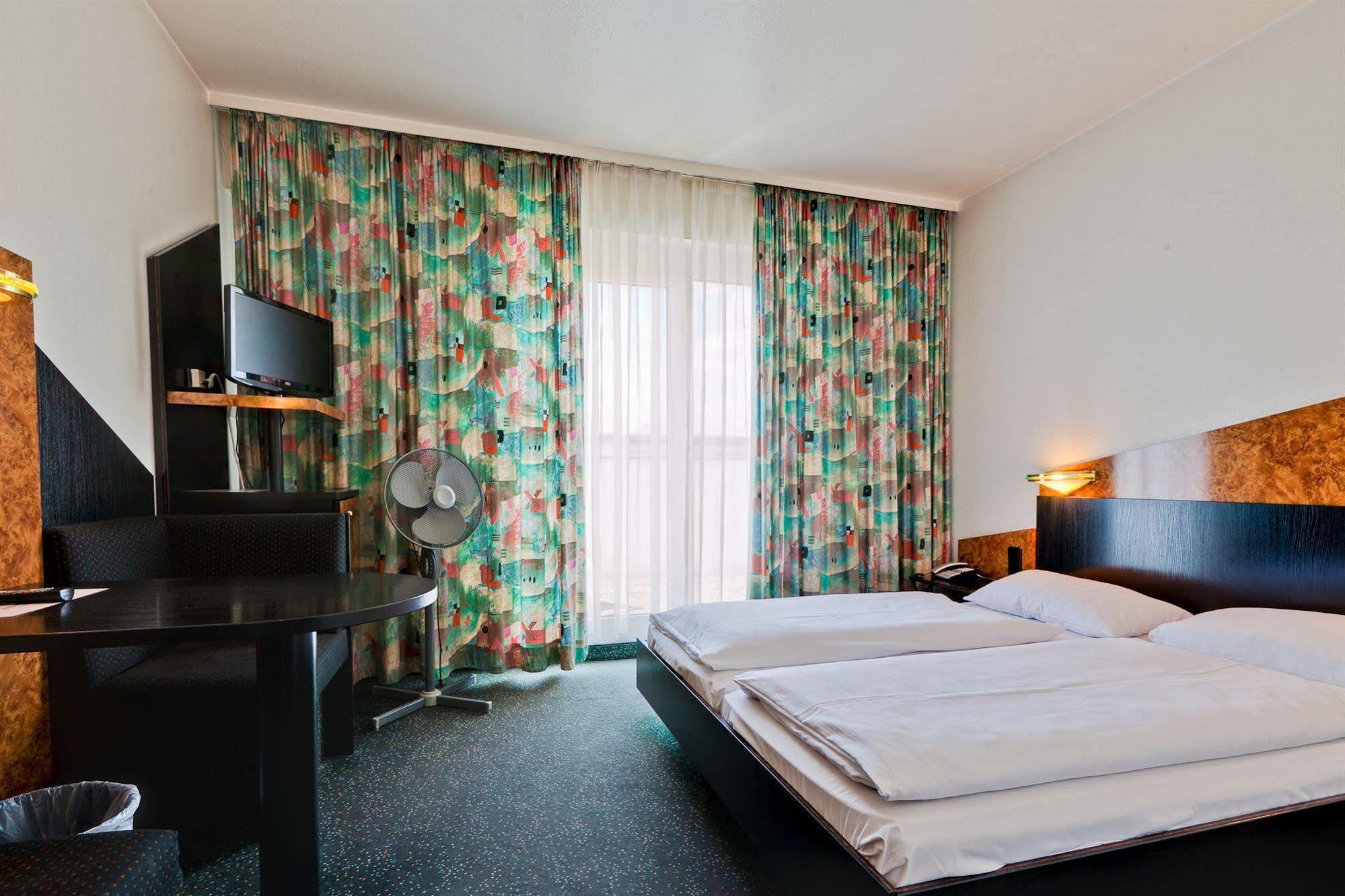 Hotel Astoria Stuttgart City Ngoại thất bức ảnh