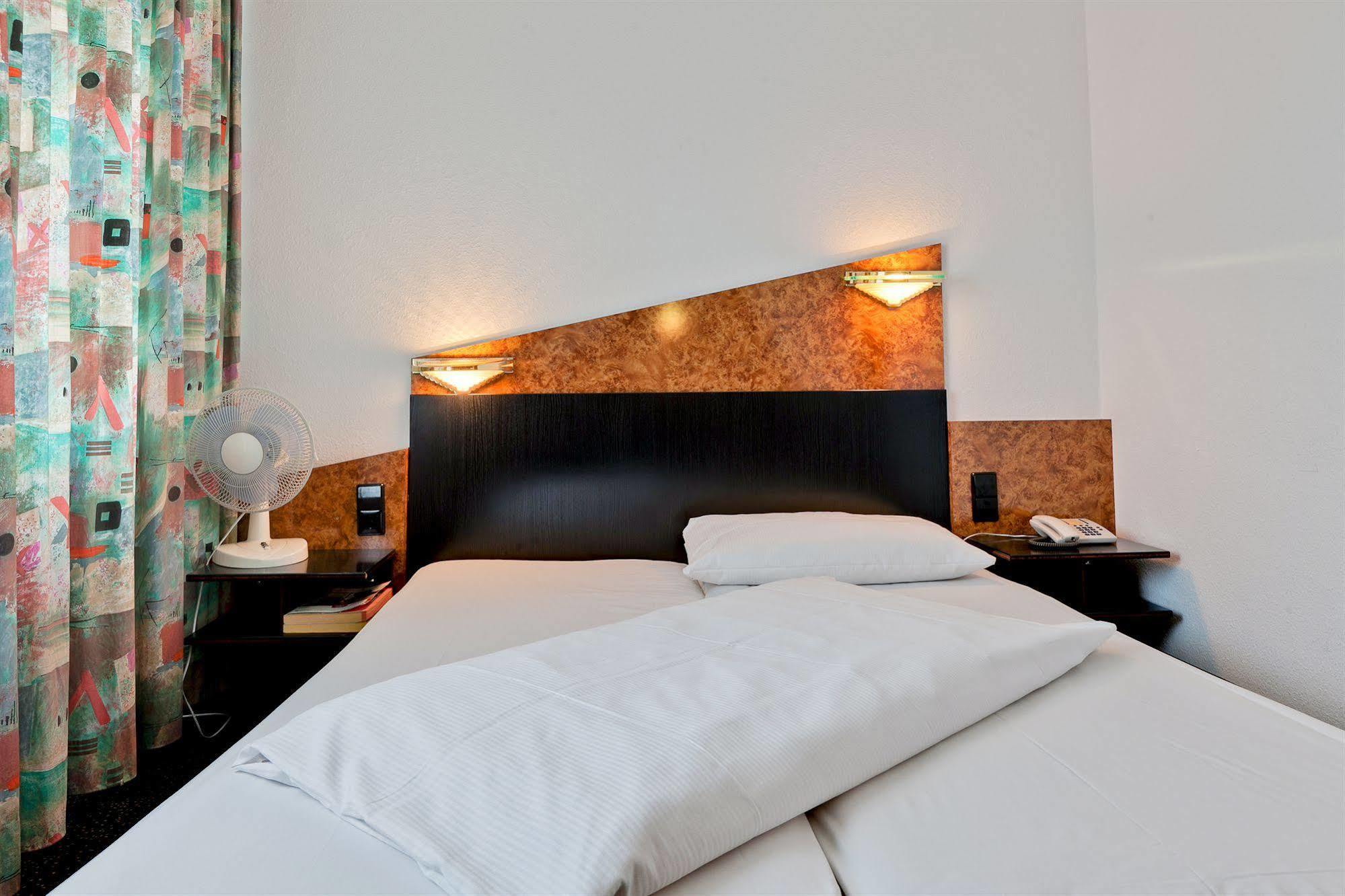 Hotel Astoria Stuttgart City Ngoại thất bức ảnh